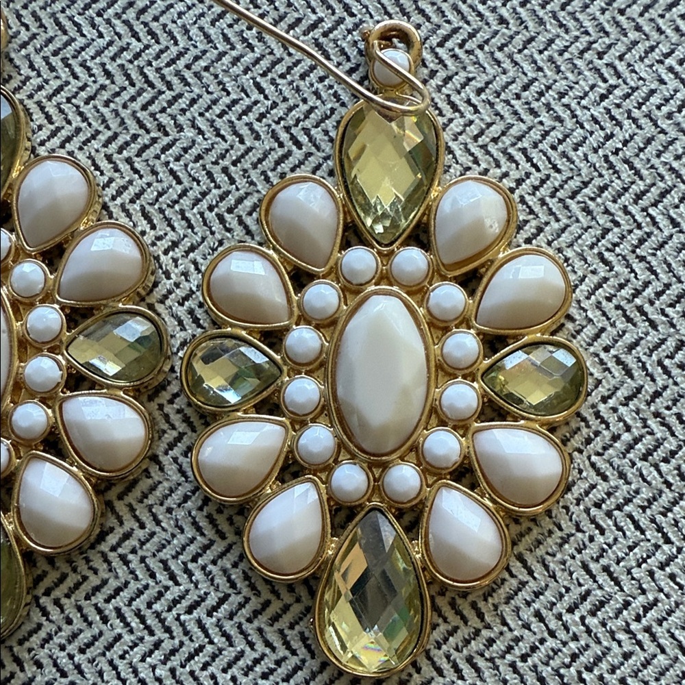 🌴 Lilly Pulitzer Large Elegant Gold and White Sparkly Dangle Earrings 💎 - Picture 8 of 9
